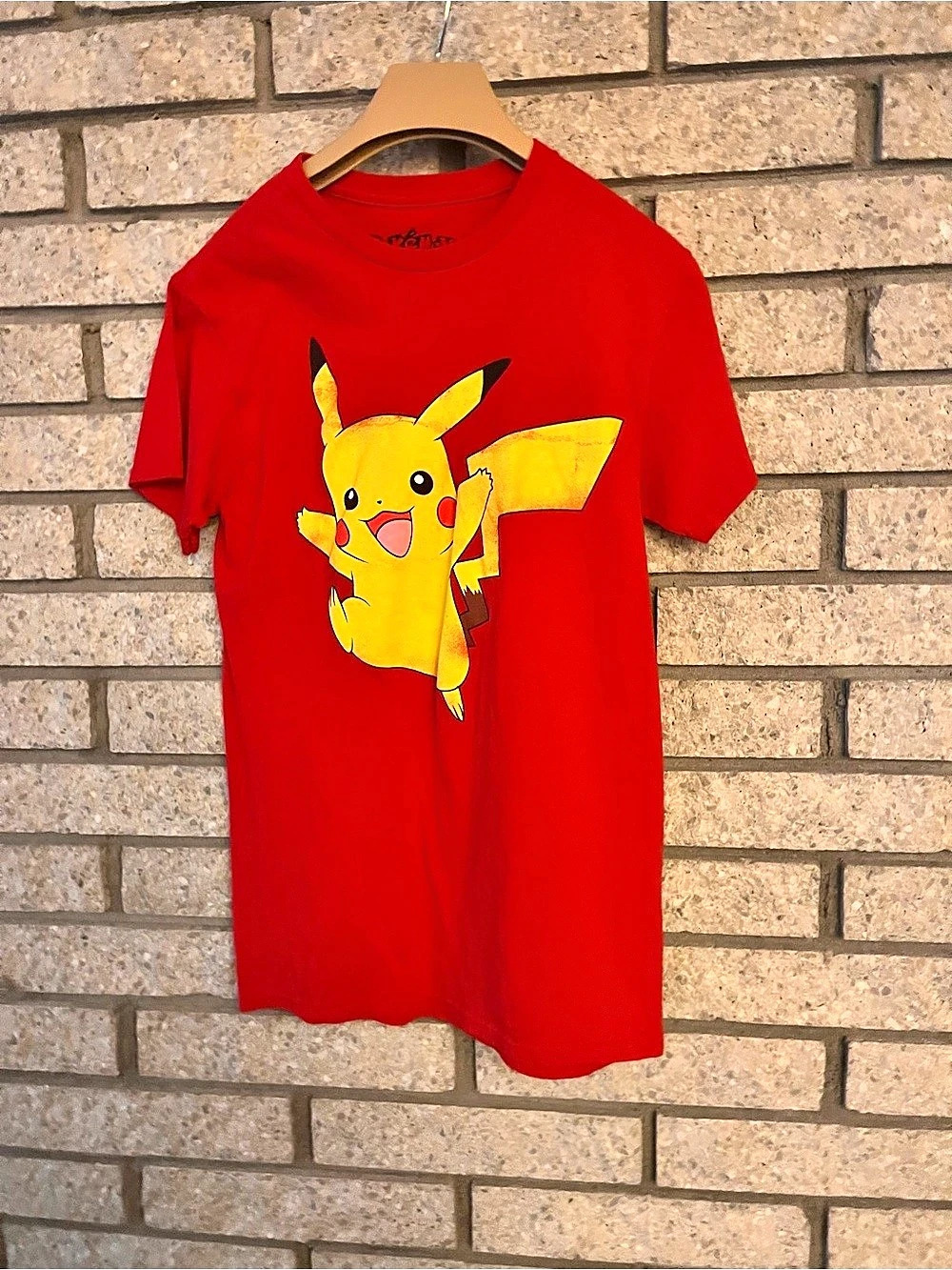 Pokémon Pikachu graphic T-shirt Tee in Red Size Small